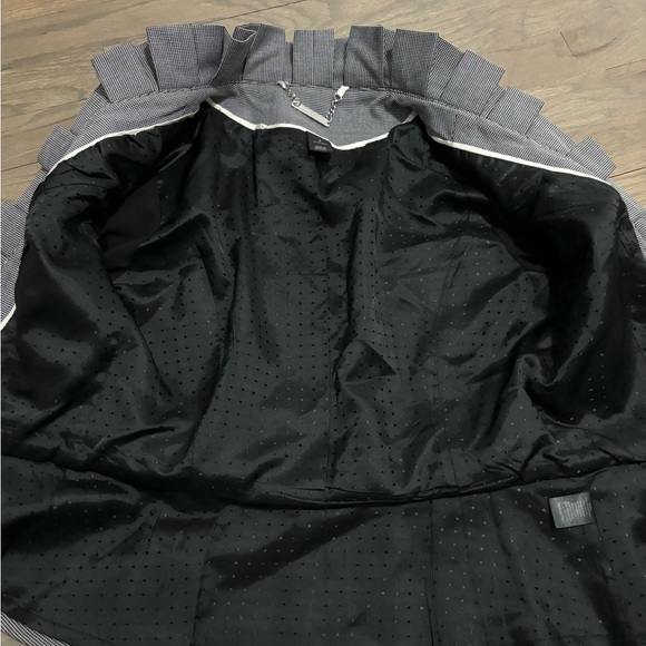 WHBM Black & White Belted Cropped Blazer. Size 2. Excellent condition! - Picture 3 of 10